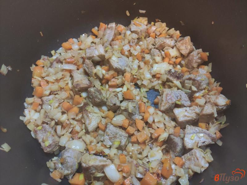 Фото приготовление рецепта: Рис со свининой и томатной пастой. шаг №3