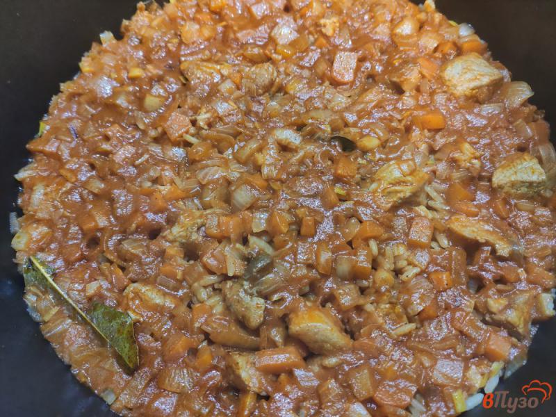 Фото приготовление рецепта: Рис со свининой и томатной пастой. шаг №6