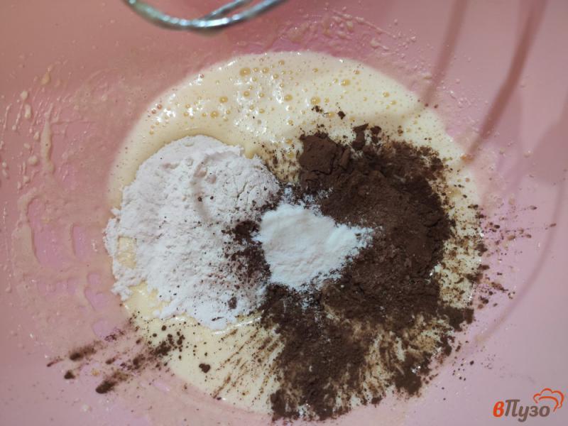 Фото приготовление рецепта: Шоколадные кексы в микроволновке шаг №2