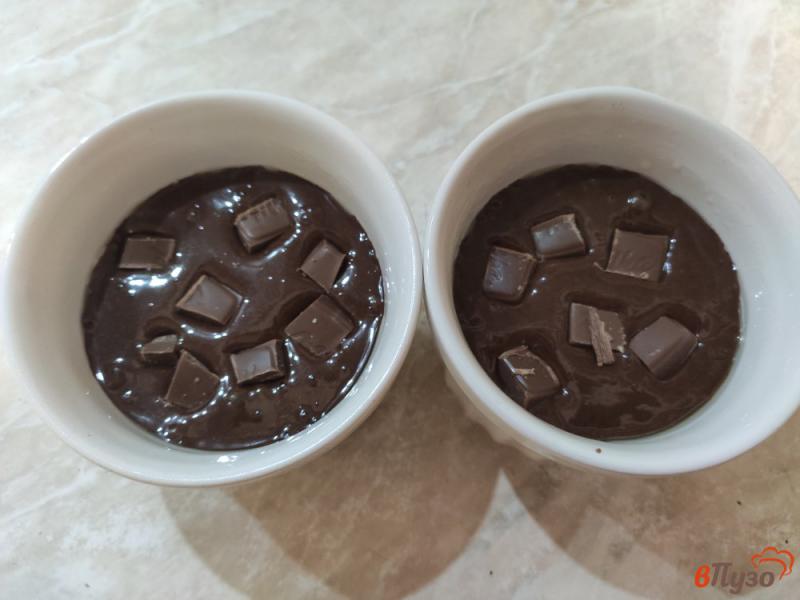 Фото приготовление рецепта: Шоколадные кексы в микроволновке шаг №6