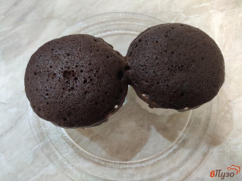 Фото приготовление рецепта: Шоколадные кексы в микроволновке шаг №7
