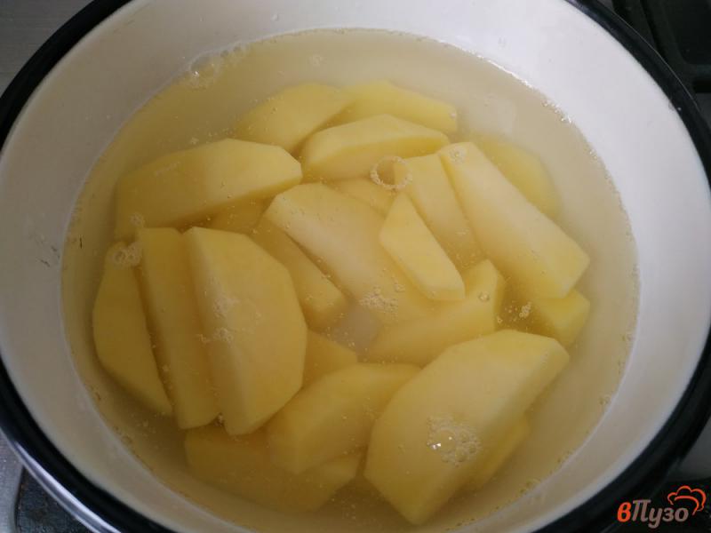 Фото приготовление рецепта: Картофельное пюре со шпиком и зеленью шаг №2