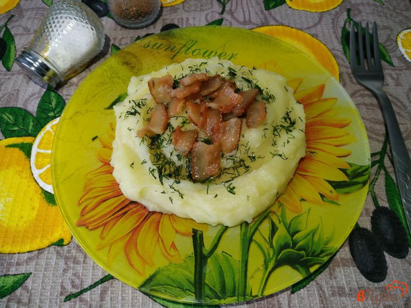 Фото приготовление рецепта: Картофельное пюре со шпиком и зеленью шаг №9
