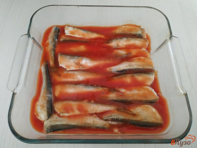 Фото приготовление рецепта: Салака в томате запечённая в духовке шаг №9
