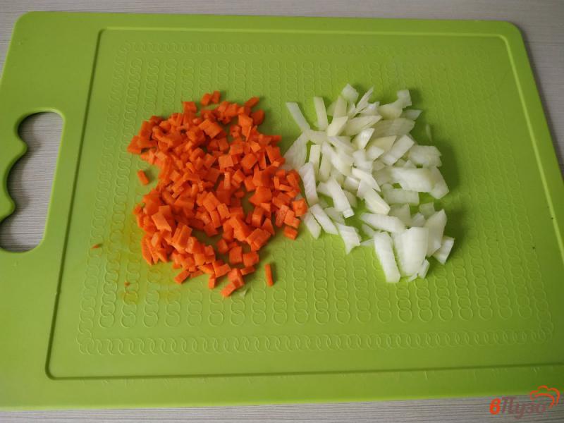 Фото приготовление рецепта: Суп томатный с перловкой и грибами шаг №3