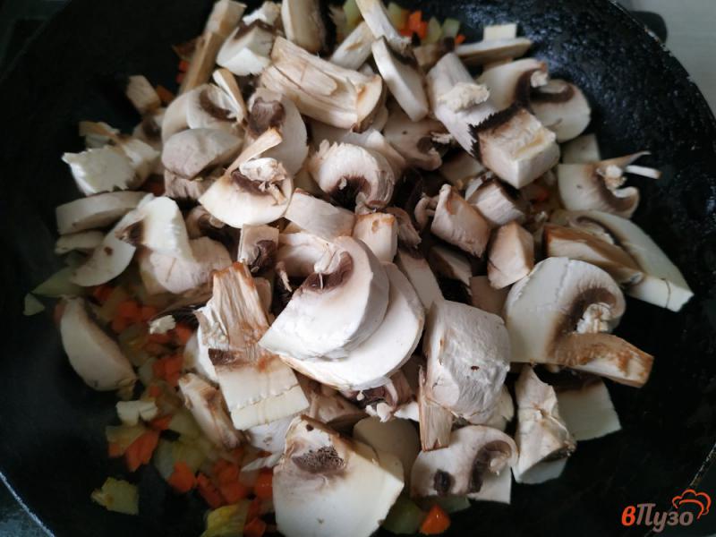 Фото приготовление рецепта: Суп томатный с перловкой и грибами шаг №6