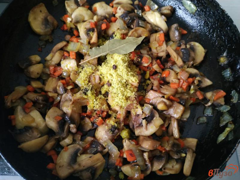 Фото приготовление рецепта: Суп томатный с перловкой и грибами шаг №7