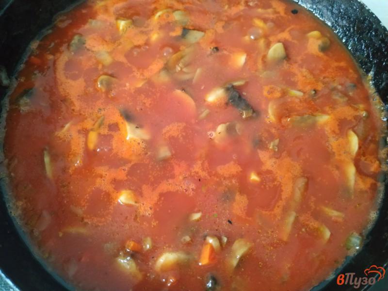 Фото приготовление рецепта: Суп томатный с перловкой и грибами шаг №8
