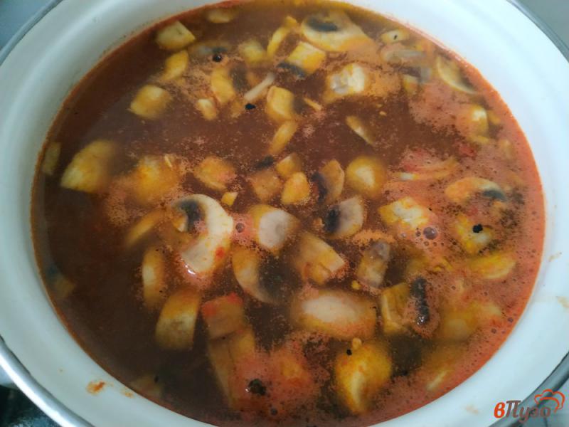 Фото приготовление рецепта: Суп томатный с перловкой и грибами шаг №9