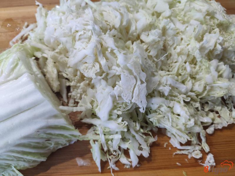 Фото приготовление рецепта: Салат из пекинской капусты с жареным луком шаг №4