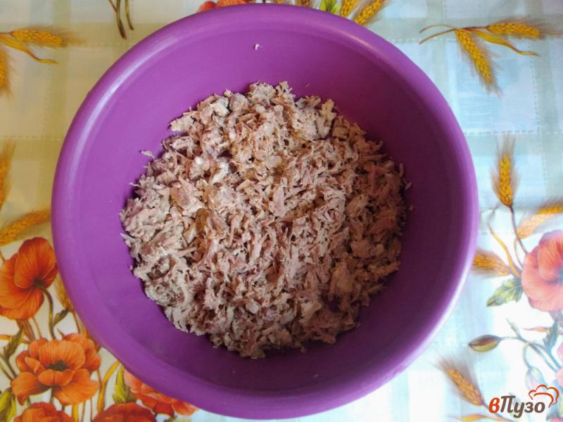 Фото приготовление рецепта: Салат мясной с горошком шаг №1