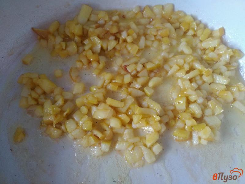 Фото приготовление рецепта: Сырники в яблочной карамели шаг №7