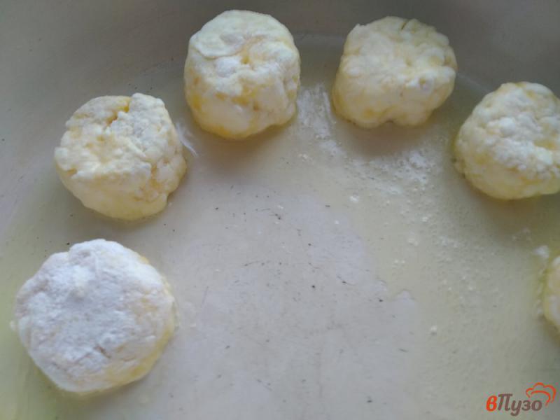 Фото приготовление рецепта: Сырники в яблочной карамели шаг №8