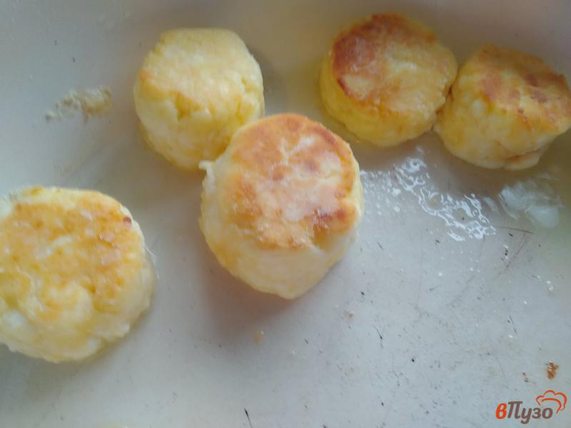 Фото приготовление рецепта: Сырники в яблочной карамели шаг №9