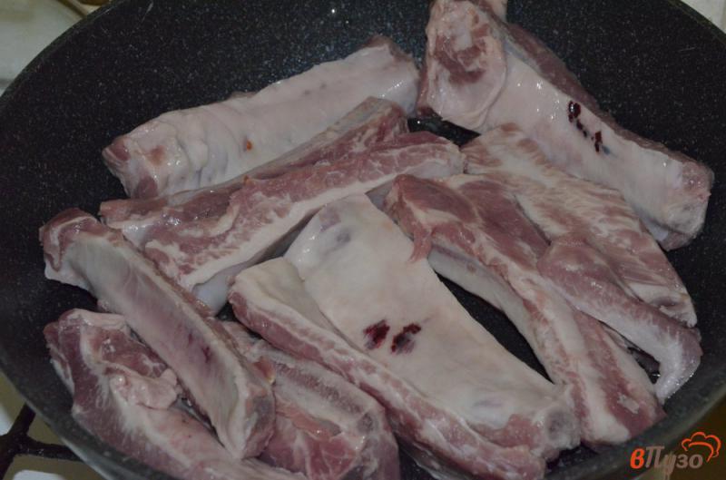 Фото приготовление рецепта: Свиные ребра с подливой на сковороде шаг №1