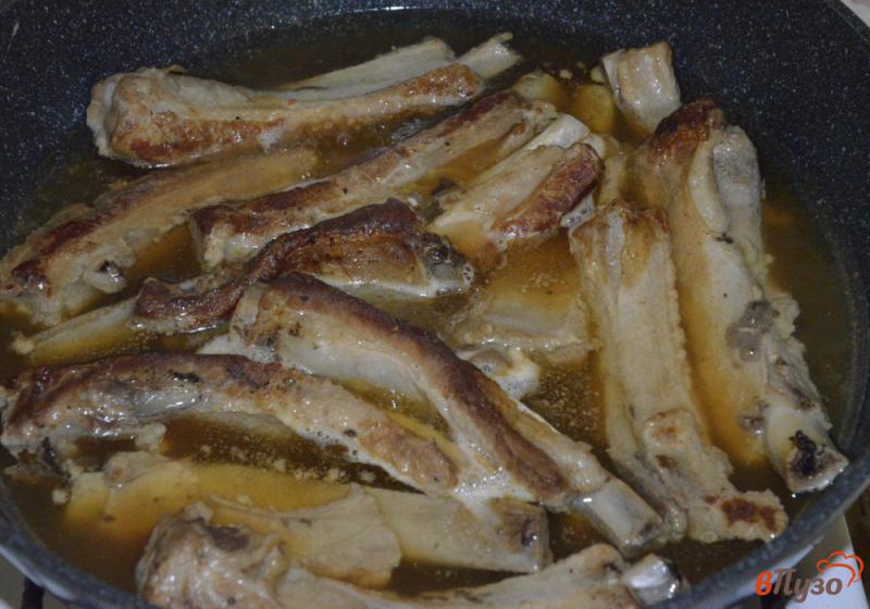 Фото приготовление рецепта: Свиные ребра с подливой на сковороде шаг №2