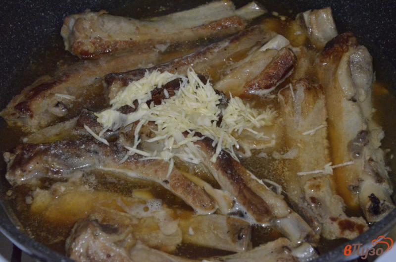 Фото приготовление рецепта: Свиные ребра с подливой на сковороде шаг №3