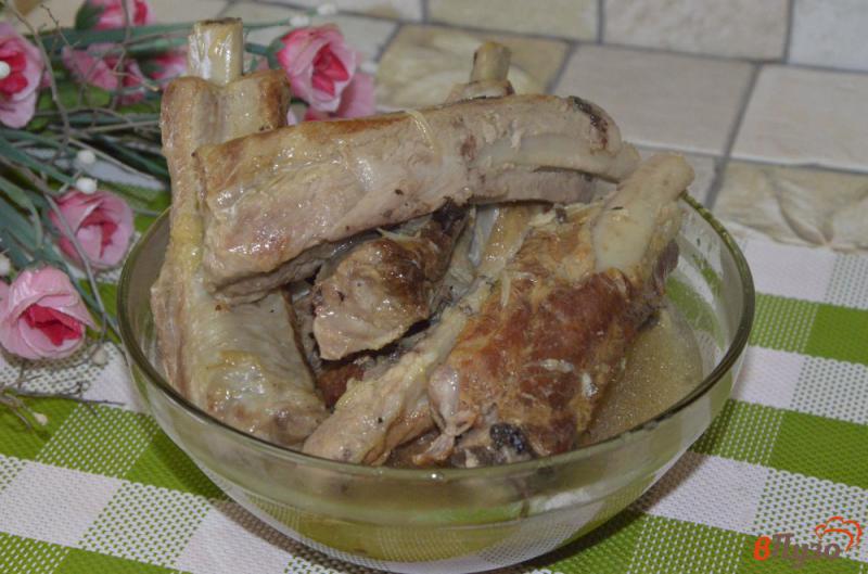 Фото приготовление рецепта: Свиные ребра с подливой на сковороде шаг №4