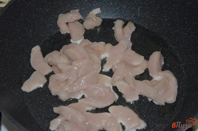 Фото приготовление рецепта: Куриная грудка с кальмарами на сковороде шаг №1