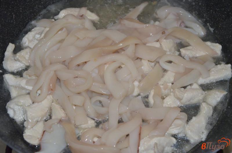 Фото приготовление рецепта: Куриная грудка с кальмарами на сковороде шаг №2
