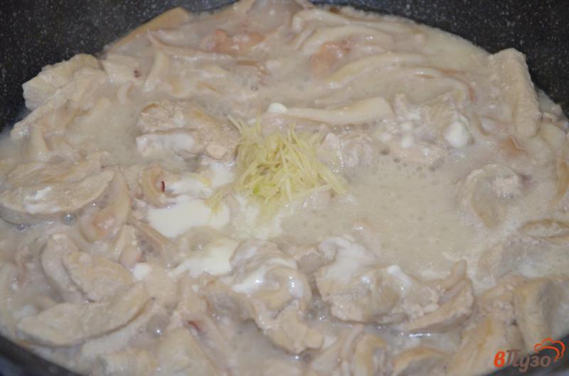 Фото приготовление рецепта: Куриная грудка с кальмарами на сковороде шаг №3