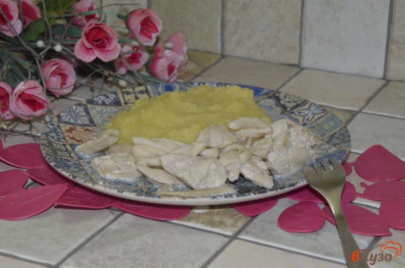 Фото приготовление рецепта: Куриная грудка с кальмарами на сковороде шаг №4
