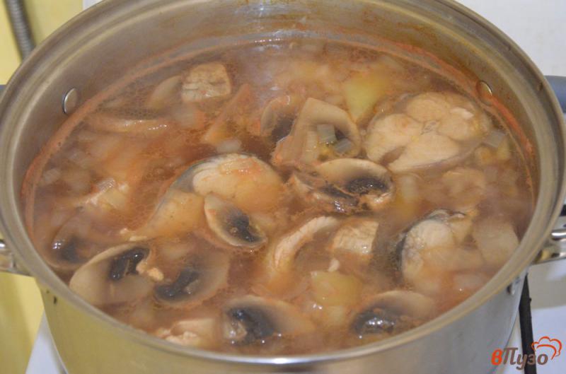 Фото приготовление рецепта: Суп из скумбрии с грибами шаг №3