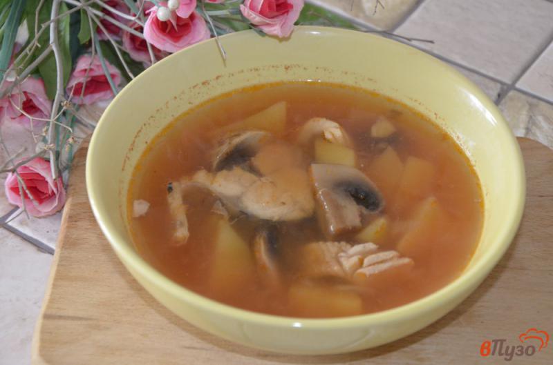 Фото приготовление рецепта: Суп из скумбрии с грибами шаг №4