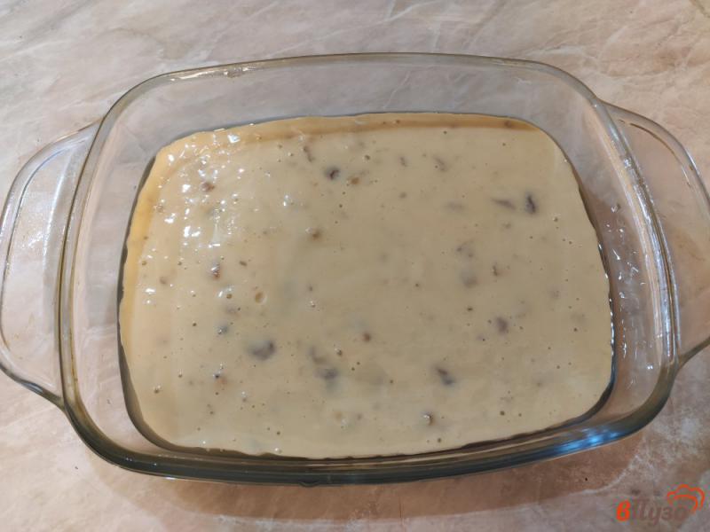 Фото приготовление рецепта: Пирог с грецкими орехами и изюмом шаг №6