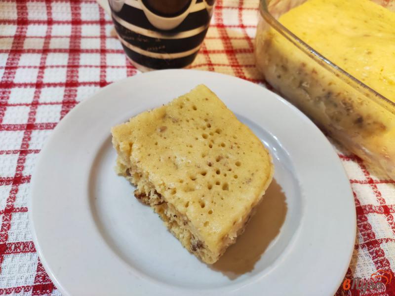 Фото приготовление рецепта: Пирог с грецкими орехами и изюмом шаг №8