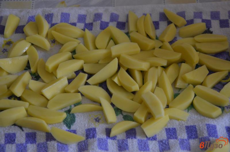 Фото приготовление рецепта: Картофель фри с томатным соусом шаг №2