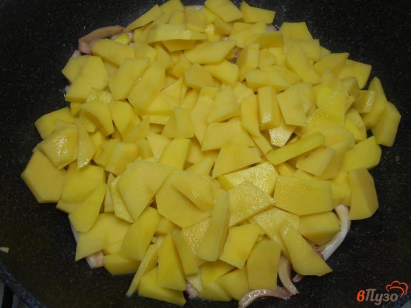 Фото приготовление рецепта: Кальмары с картофелем шаг №2