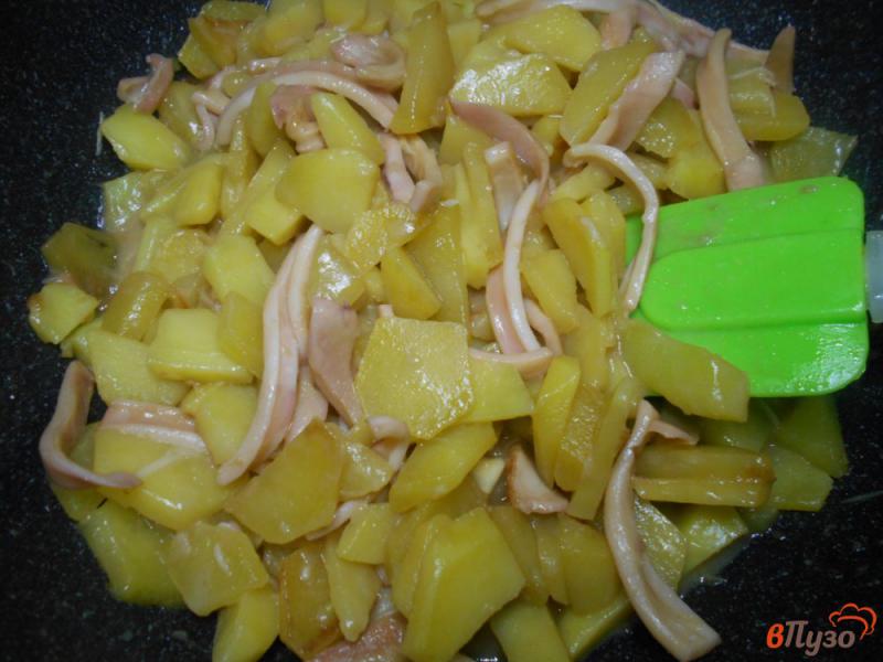 Фото приготовление рецепта: Кальмары с картофелем шаг №4