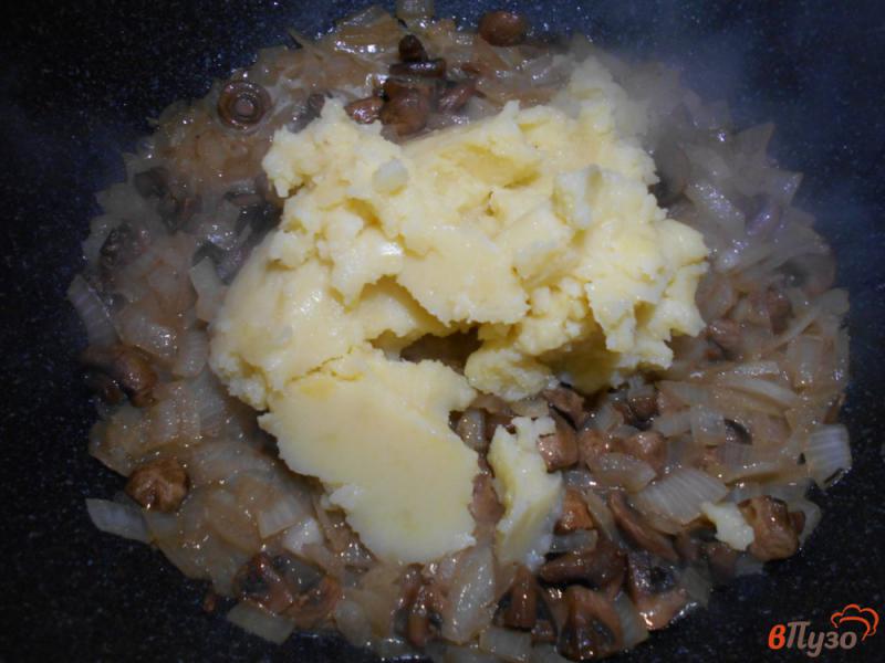 Фото приготовление рецепта: Пирожки жареные с картошкой и грибами шаг №7