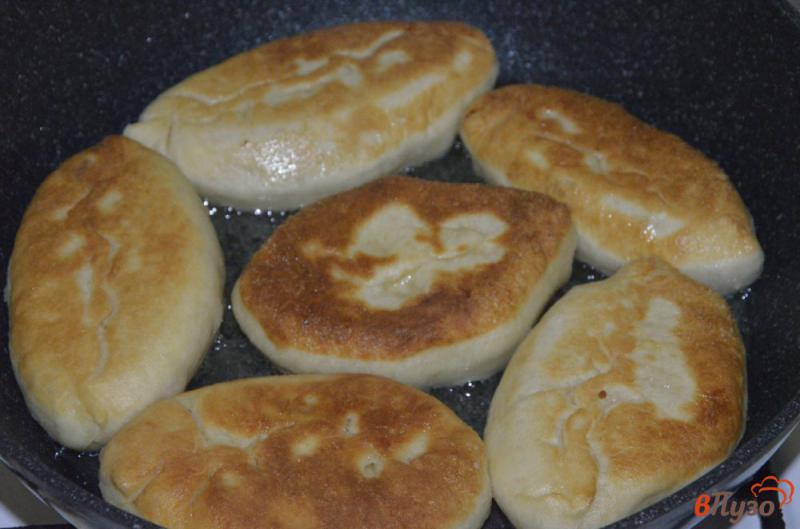 Фото приготовление рецепта: Пирожки жареные с картошкой и грибами шаг №10
