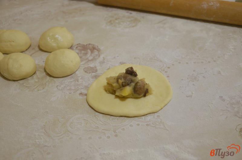 Фото приготовление рецепта: Пирожки жареные с картошкой и грибами шаг №8