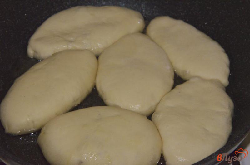 Фото приготовление рецепта: Пирожки жареные с картошкой и грибами шаг №9
