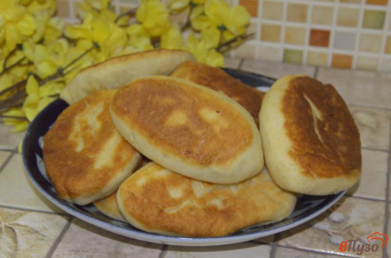 Фото приготовление рецепта: Пирожки жареные с картошкой и грибами шаг №11