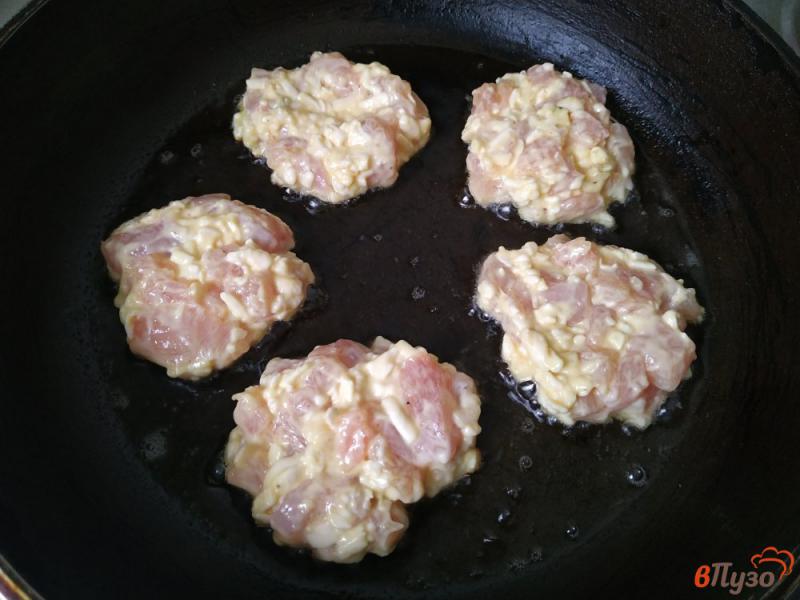 Фото приготовление рецепта: Шницель рубленый куриный с сыром шаг №7