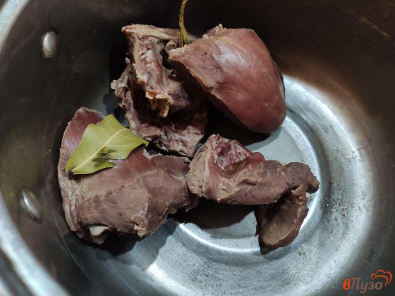 Фото приготовление рецепта: Салат из свиного сердца с маринованным луком шаг №2
