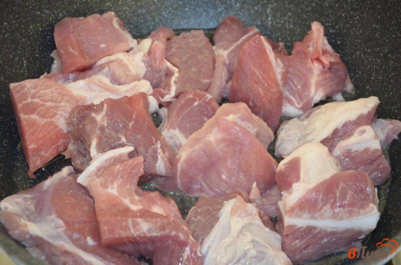 Фото приготовление рецепта: Свинина с подливой с карри зирой и сушенным барбарисом шаг №1
