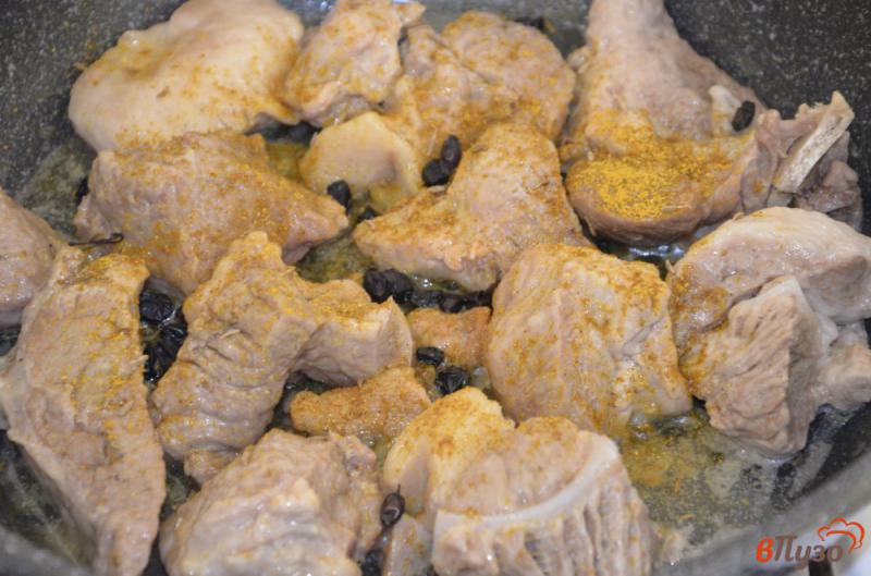 Фото приготовление рецепта: Свинина с подливой с карри зирой и сушенным барбарисом шаг №2