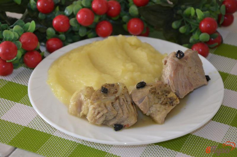 Фото приготовление рецепта: Свинина с подливой с карри зирой и сушенным барбарисом шаг №4