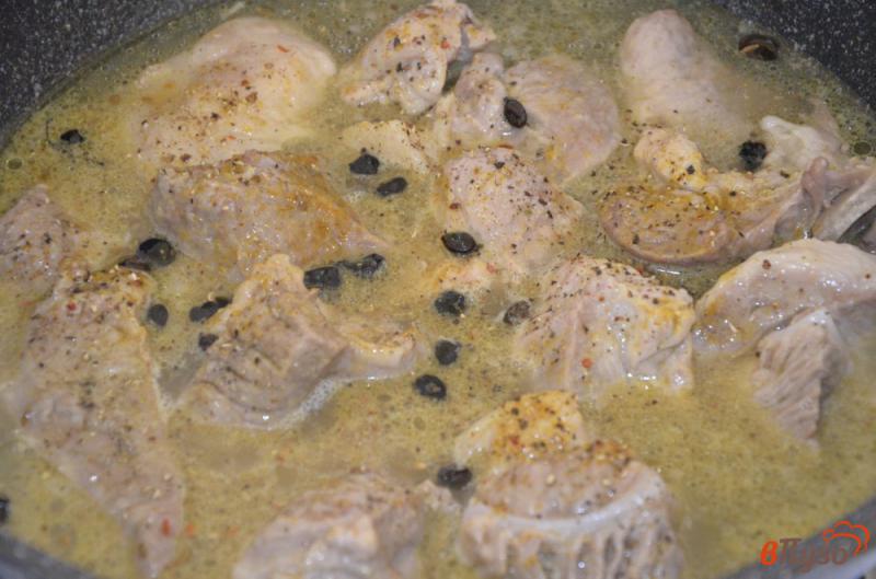 Фото приготовление рецепта: Свинина с подливой с карри зирой и сушенным барбарисом шаг №3