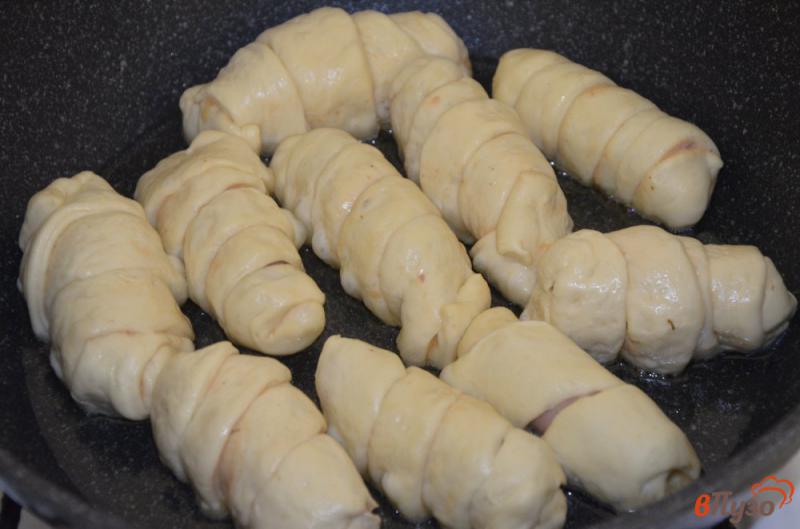 Фото приготовление рецепта: Сосиски в тесте с соусом шаг №13
