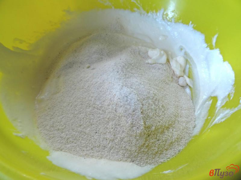 Фото приготовление рецепта: Сырники из рикотты с кокосовой мукой шаг №3