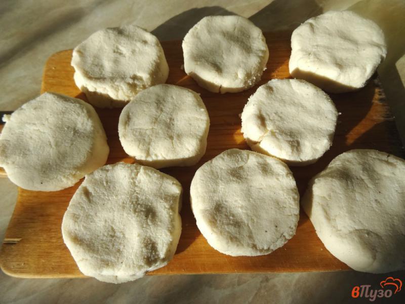 Фото приготовление рецепта: Сырники из рикотты с кокосовой мукой шаг №5