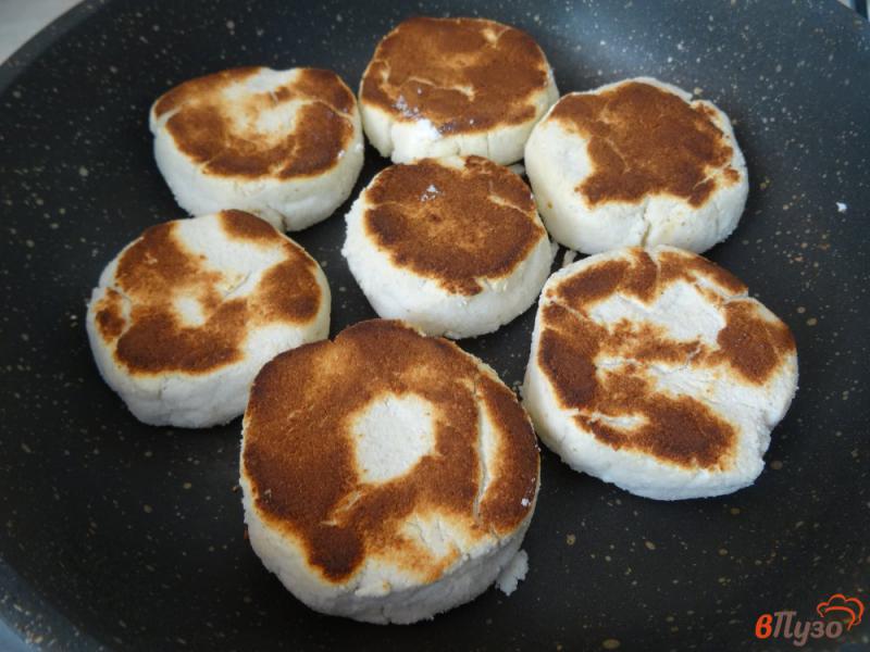 Фото приготовление рецепта: Сырники из рикотты с кокосовой мукой шаг №7