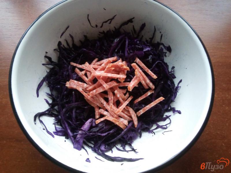 Фото приготовление рецепта: Салат из краснокочанной капусты шаг №2