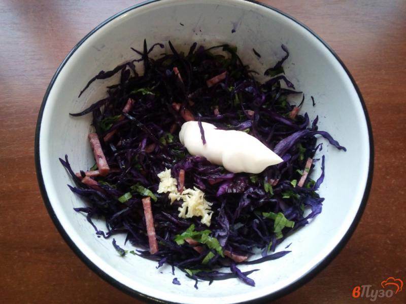 Фото приготовление рецепта: Салат из краснокочанной капусты шаг №4